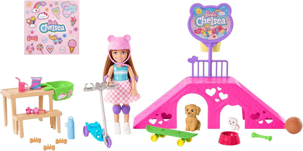 Barbie Chelsea Serie, Chelsea mit braunen Haaren, Roller, Skateboard, Skaterrampe, Hund, Zubehör, 1x Chelsea Puppe, Geschenk für Kinder, Spielzeug ab 3 Jahre,HJY35