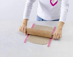Rola pentru biscuiți Betty Bossi, gadgetul ideal de bucătărie pentru prepararea de crocante și biscuiți pentru gustări sofisticate. Taietor de aluat cu idei grozave de rețete.