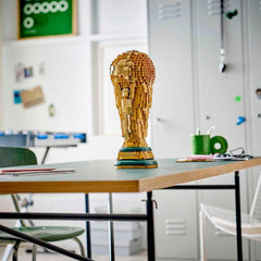 LEGO Editions Sports Offizieller Pokal der FIFA Fußball-Weltmeisterschaft - 3D DIY Modell mit sammelbarer Minifigur - Fußball Geschenkidee für Jungen & Mädchen ab 12 Jahren oder Vatertag - 43020