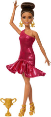 Păpușă Barbie Dansatoare de Turneu cu Rochie Roșie cu Volane, Pantofi de Dans, Păr Brun și Accesorii Trofeu de Dans, JFR09