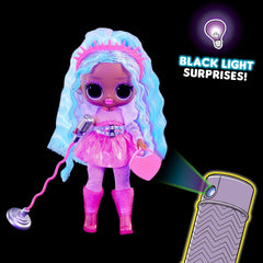 L.O.L. Surprise! Tweens Neon Pop Stars - Kitty K - 1 Modepuppe mit Backlight Surprises und 10+ Pop Star Fashions und Accessoires Inklusive Retro Mikro-Ständer, Geschenk für Kinder ab 4