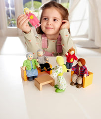 Hape Puppenfamilie Preisgekröntes Puppenfamilien-Set, einzigartiges Zubehör für Puppenhäuser aus Holz, Fantasie-Spiel, 6 Puppenfamilien-Mitglieder, für Kinder ab 3 Jahren