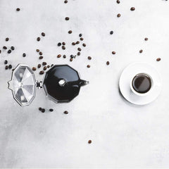 Cafetieră italiană Cecotec Cumbia Mokclassic 600 Neagră, 300 ml, fabricată din aluminiu cu o capacitate de 6 cești de cafea, potrivită pentru toate tipurile de plite și ușor de curățat.
