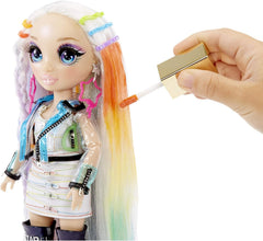 Rainbow High Haarstudio - Spielset mit exklusiver Amaya Raine Puppe mit langem Haar zum Stylen - inkl. auswaschbarer Haarkreide, Haarbürste, Accessoires - Geschenk für Kinder ab 6 Jahren