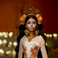 Păpușa Barbie Signature, Ziua Morților 2025, figurină de colecție cu rochie crem cu volane, flori de gălbenele și funde, coroană de flori în păr și vopsea facială Calavera, JBJ05