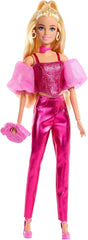 Păpușa Barbie Deluxe Style #5 într-o ținută roz metalizată, blondă, cu un top cu corset strălucitor și pantaloni strălucitori, cu accesorii precum un colier roz și o geantă de mână, JFP40