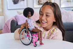 Barbie Fashionistas, mit schwarzen Haaren, im Rollstuhl mit farbigem Overall, Rollstuhl mit Rampe, inkl. Puppe, Geschenk für Kinder, Spielzeug ab 3 Jahre,HJT14