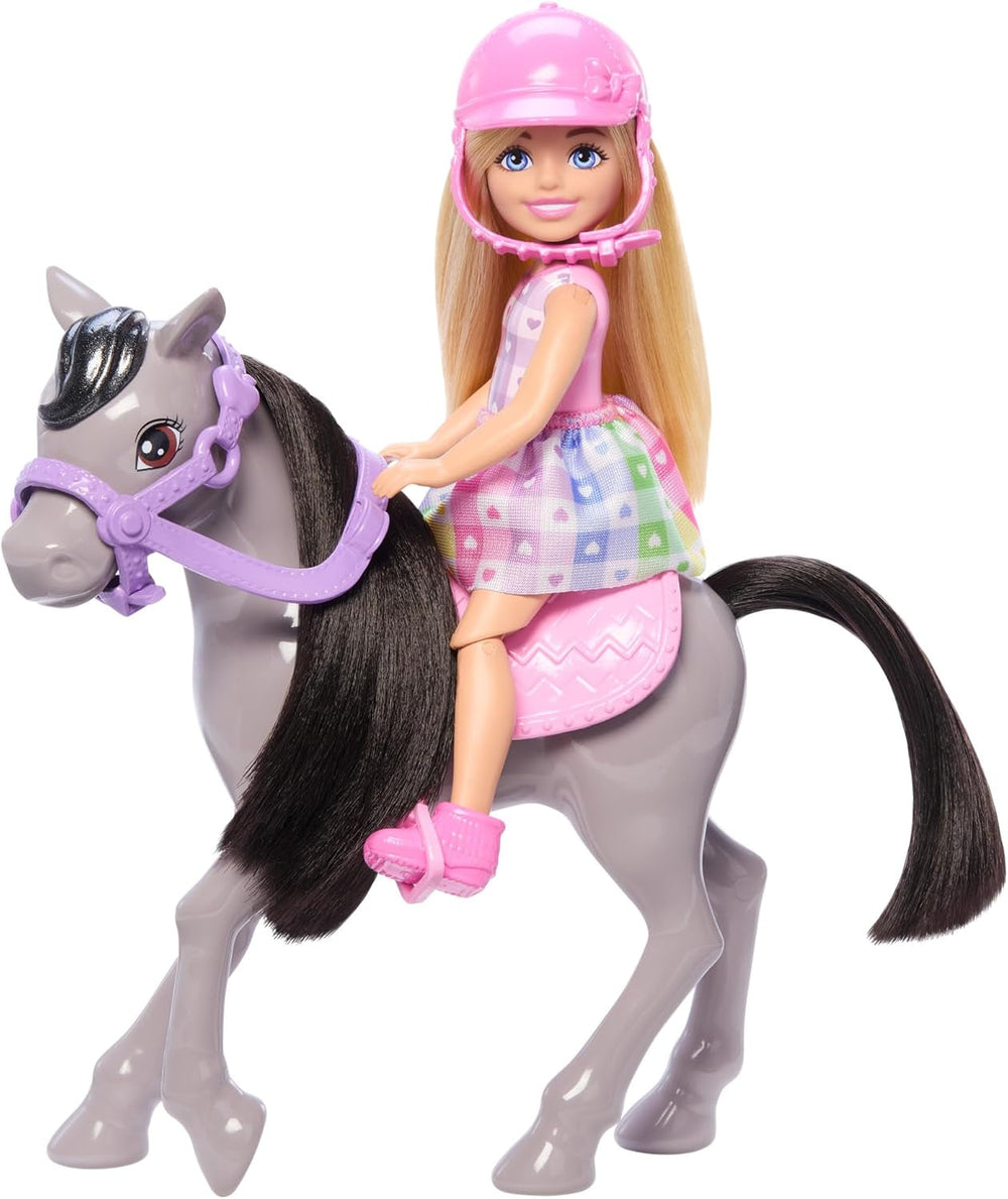 Barbie Chelsea und Pony Puppe und Pony - Aufsatteln zur Spielzeit für sicheres Sitzen auf dem Pferd, rosa Sattel und Steigbügeln, inklusive Helm und süßem Karo-Kleid, für Kinder ab 3 Jahren, HTK29