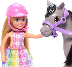 Păpușa Barbie Chelsea și Ponei - Înșuează-te pentru joacă și călărește în siguranță, șa și scărițe roz, include cască și rochie drăguță în carouri, pentru copii de la 3 ani în sus, HTK29