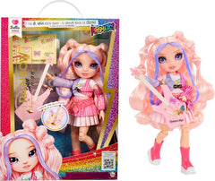 Rainbow High Junior High Rock Band - Bella, Pink - 23 cm Modepuppe mit Bassgitarre, Individuell mit Aufklebern Gestaltbar, Beweglich, Süßes Spielzeug für Kinder ab 4 Jahren