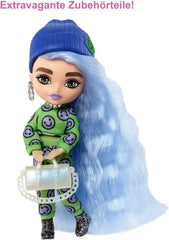 Barbie HGP65 - Extra Minis Puppe (ca 14 cm), trägt 2-teilige Mode mit Emoji-Druck, mit Puppenständer und Zubehör wie Sonnenbrille und Geldbörse, Puppen Spielzeug für Kinder ab 3 Jahren
