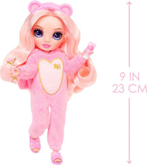 Rainbow High Junior High PJ Party - Bella (Pink) - 22 cm Puppe mit weichem Einteiler, Hausschuhen und Spielzubehör - Kinderspielzeug - Ideal für 4-12 Jahre