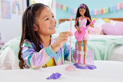 Barbie Sängerin-Puppe - Zubehör-Set zur 65. Jubiläumsedition, Bühnen-Clip, Mikrofon und Gitarre, Sonnenbrille, Schmuck und Blumenstrauß und pinken High Heels, für Kinder ab 3 Jahren, HRG43