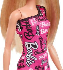 Păpușă Barbie la modă cu păr blond și drept, într-o rochie roz detașabilă cu un singur umăr și pantofi cu logo imprimat, HRH07