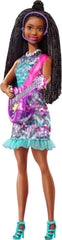 Barbie GYJ22 - Bühne frei für große Träume Brooklyn Puppe (ca. 30 cm, braune Zöpfe) mit Melodien aus dem Film, Lichtern, Mikrofon und Accessoires, Geschenk für Kinder ab 3 Jahren