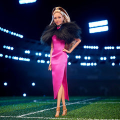BARBIE Keeley Jones - Sammelpuppe inspiriert von Ted Lasso, knallpinkes Midi-Seidenkleid, goldene High Heels, schwarzer Umhang, goldene Creolen, pinkfarbene Handtasche, für Kinder ab 3 Jahren, HJW92