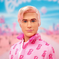 Barbie Ken-Sammelpuppe zum Barbie-Spielfilm, Ryan Gosling als Ken in rosafarbenem Overall mit B-Aufdruck, weißen Sneakern und bunten Inlineskates, JCP80