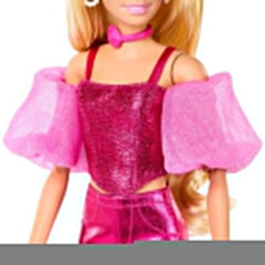 Păpușa Barbie Deluxe Style #5 într-o ținută roz metalizată, blondă, cu un top cu corset strălucitor și pantaloni strălucitori, cu accesorii precum un colier roz și o geantă de mână, JFP40