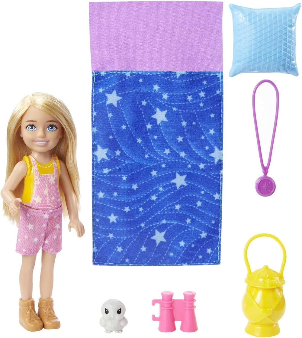 Barbie Chelsea Serie, Chelsea Camping Puppe mit blonden Haaren, Haustier Eule, Schlafsack, Kissen, Laterne, Fernglas, Camping Zubehör, Geschenk für Kinder, Spielzeug ab 3 Jahre, HDF77