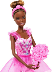 Barbie Ballettstudio Set mit 2 Puppen und 9 Zubehörteilen, blonde und brünette Ballerina-Modepuppen mit zusätzlichem Outfit und zum Tanzmotto passenden Teilen, HXC37