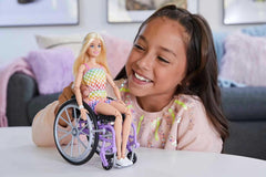 Barbie Fashionista-Puppe, im Rollstuhl mit blonden Haaren und Regenbogen-Jumpsuit, Rollstuhl und Rampe, Puppe inklusive, Geschenk für Kinder, Spielzeug ab 3 Jahre,HJT13