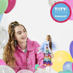Barbie GYJ78 - Extra Puppe, Regenbogenkleid, Blaue Rüschenjacke, Haustier-Krokodil, Lange brünette Haare, mehrlagiges Outfit, Accessoires, Flexible Gelenke, Spielzeug Geschenk für Kinder ab 3 Jahren