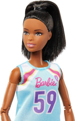 Barbie Made to Move Puppe und Accessoires, brünette Basketballspielerin mit abnehmbarem Sportdress mit Ball, 22 bewegliche Gelenke, HKT74