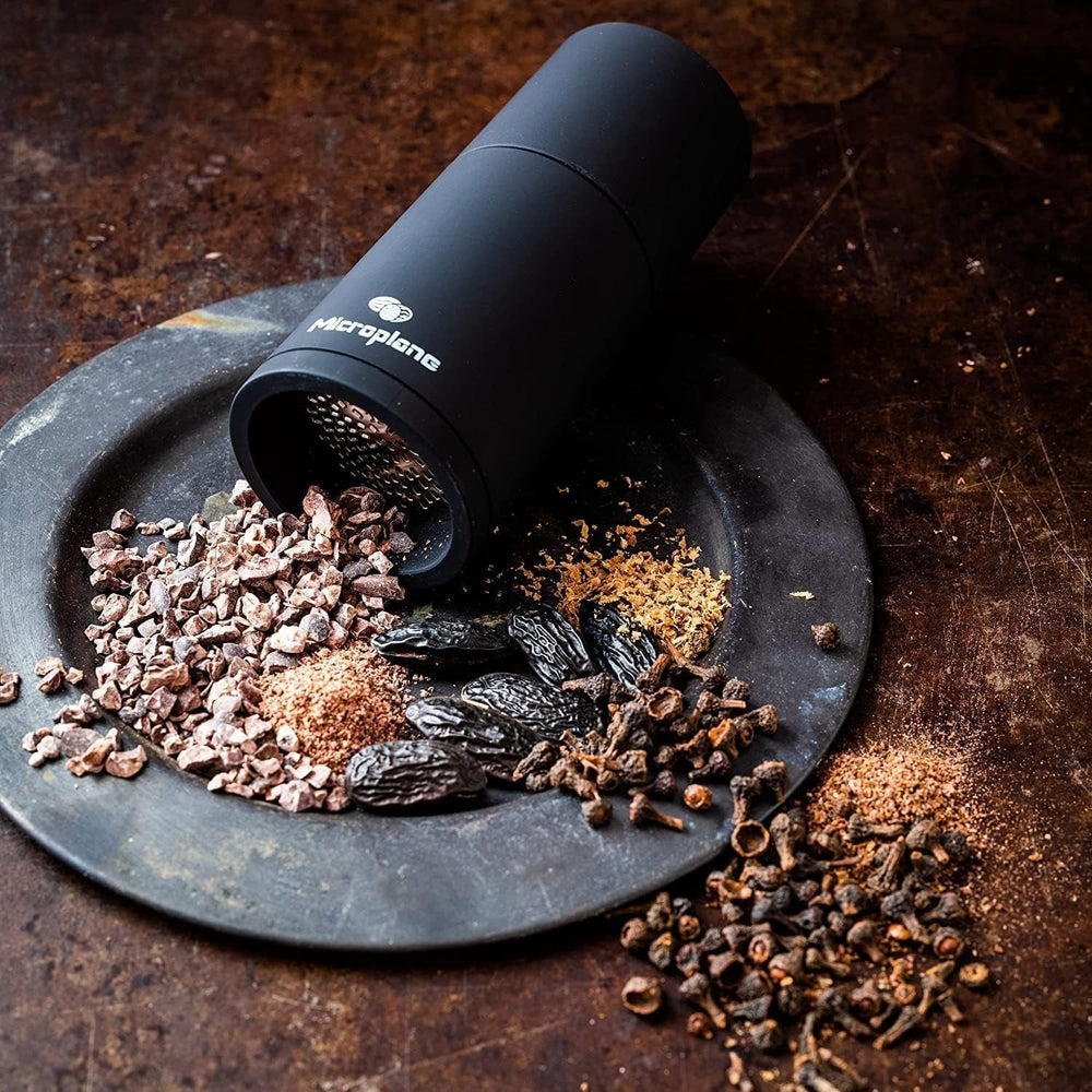Microplane Spice Grinder negru pentru nucșoară, scorțișoară, boabe Tonka, piper lung și alte condimente uscate Rasnite si Feliatoare Naty Shop