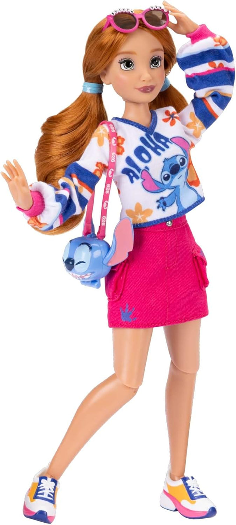 Păpuși la modă Disney ILY 4EVER Stitch cu păr roșu, 29 cm înălțime, cu 13 puncte de articulație, două ținute complete mix-and-match și un inel strălucitor cu Mickey pentru tine!
