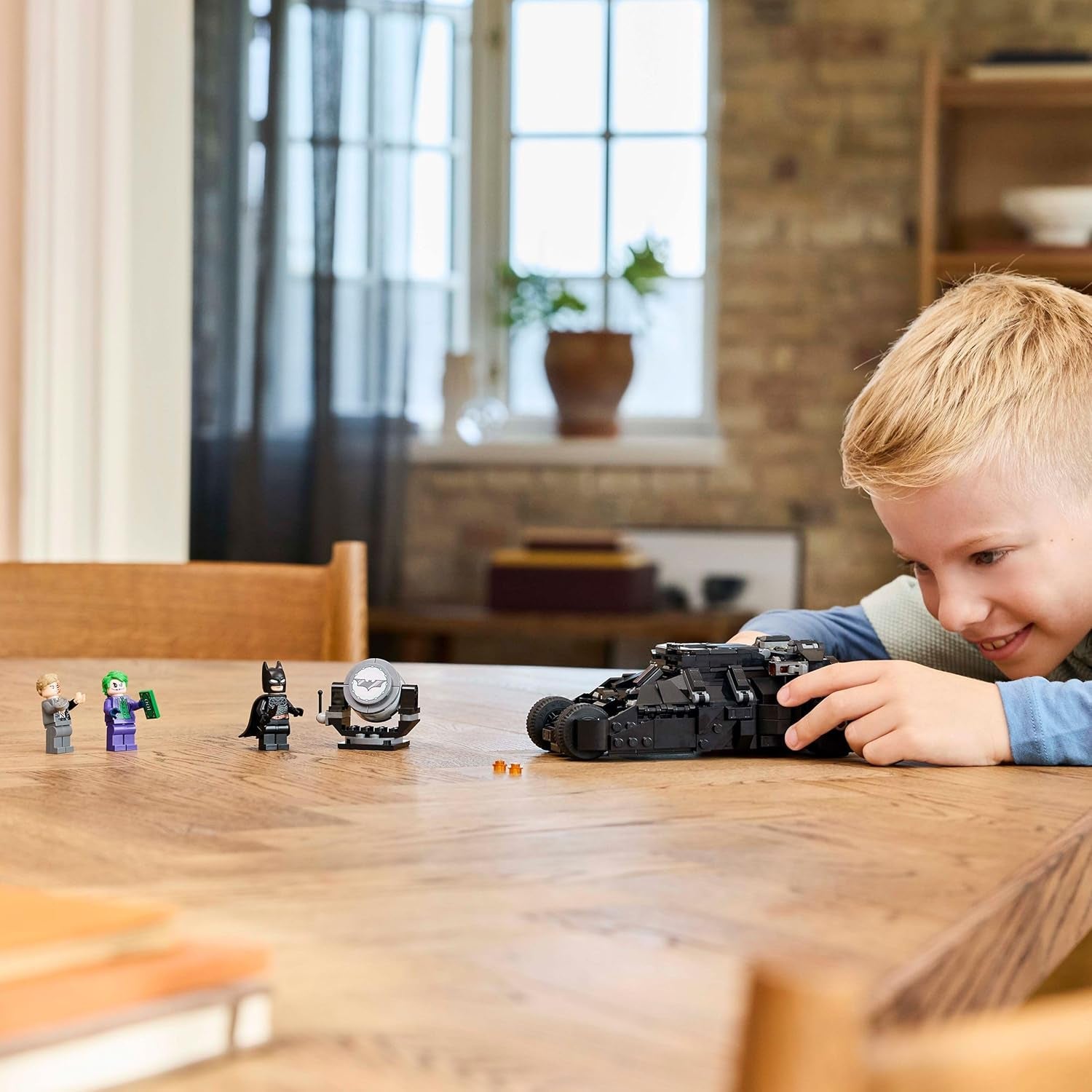 LEGO DC Batman: Batman Tumbler vs. Two-Face & The Joker - Superhelden Spielzeug mit Batmobil Auto - Spielset mit Minifiguren - Geschenk für Jungen und Mädchen ab 8 Jahren 76303