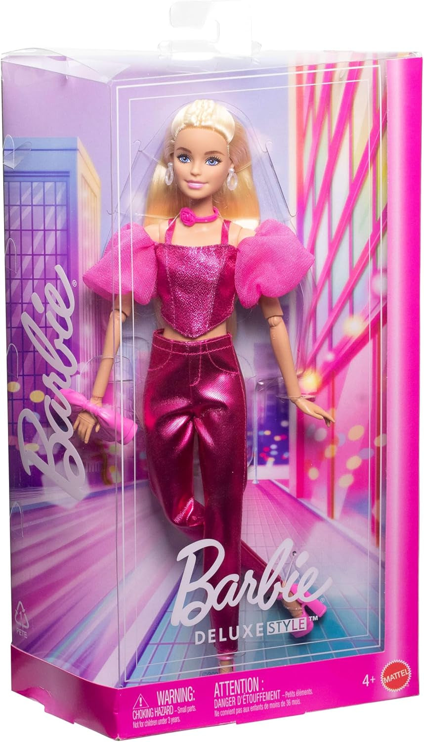 Păpușa Barbie Deluxe Style #5 într-o ținută roz metalizată, blondă, cu un top cu corset strălucitor și pantaloni strălucitori, cu accesorii precum un colier roz și o geantă de mână, JFP40
