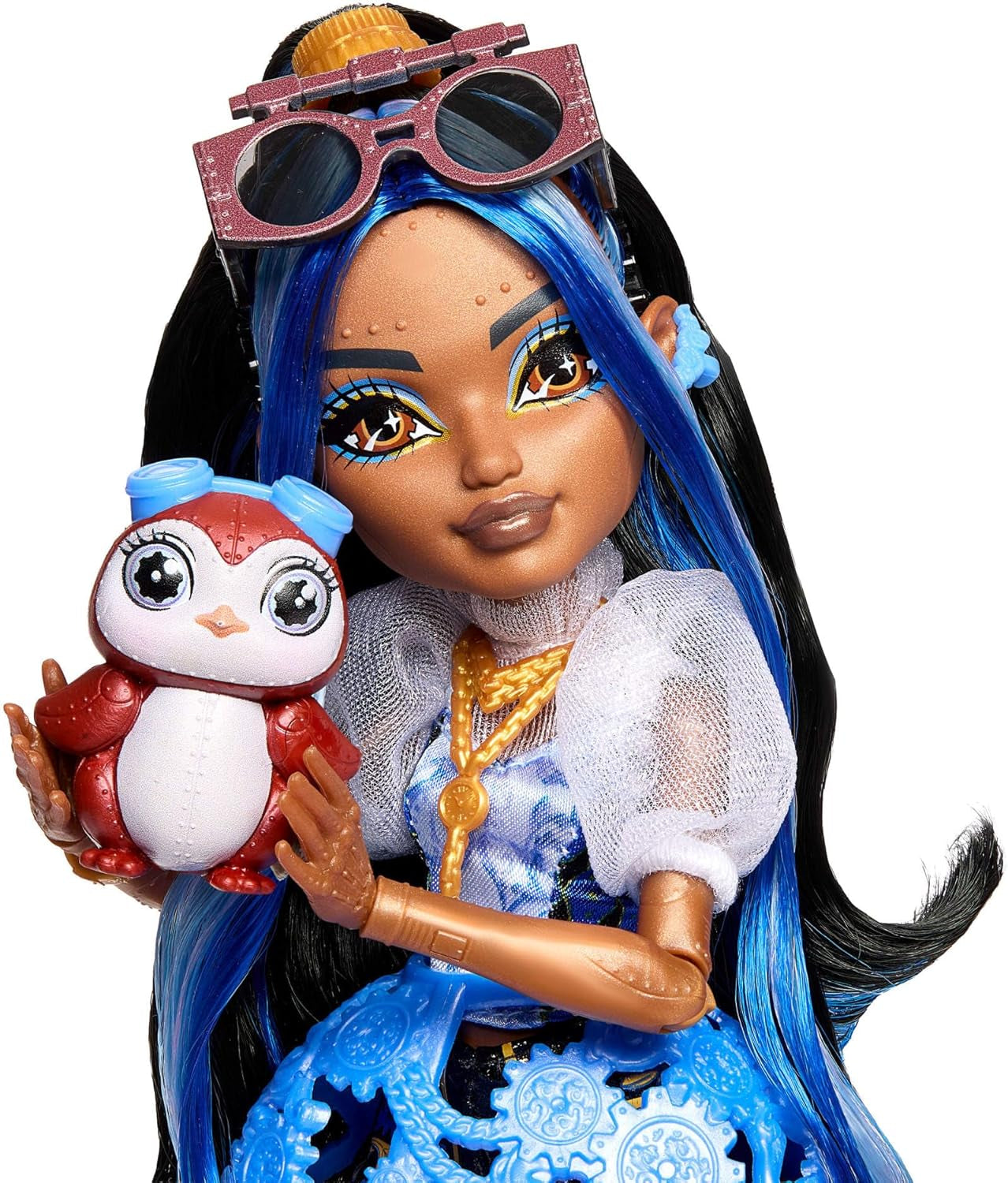 Monster High Puppe, Robecca Steam in Blauer Bluse und schwarzen Shorts mit Haustier Pinguin Captain Penny und 7 Zubehörteilen wie Flugbrille und Handtasche, JMB81