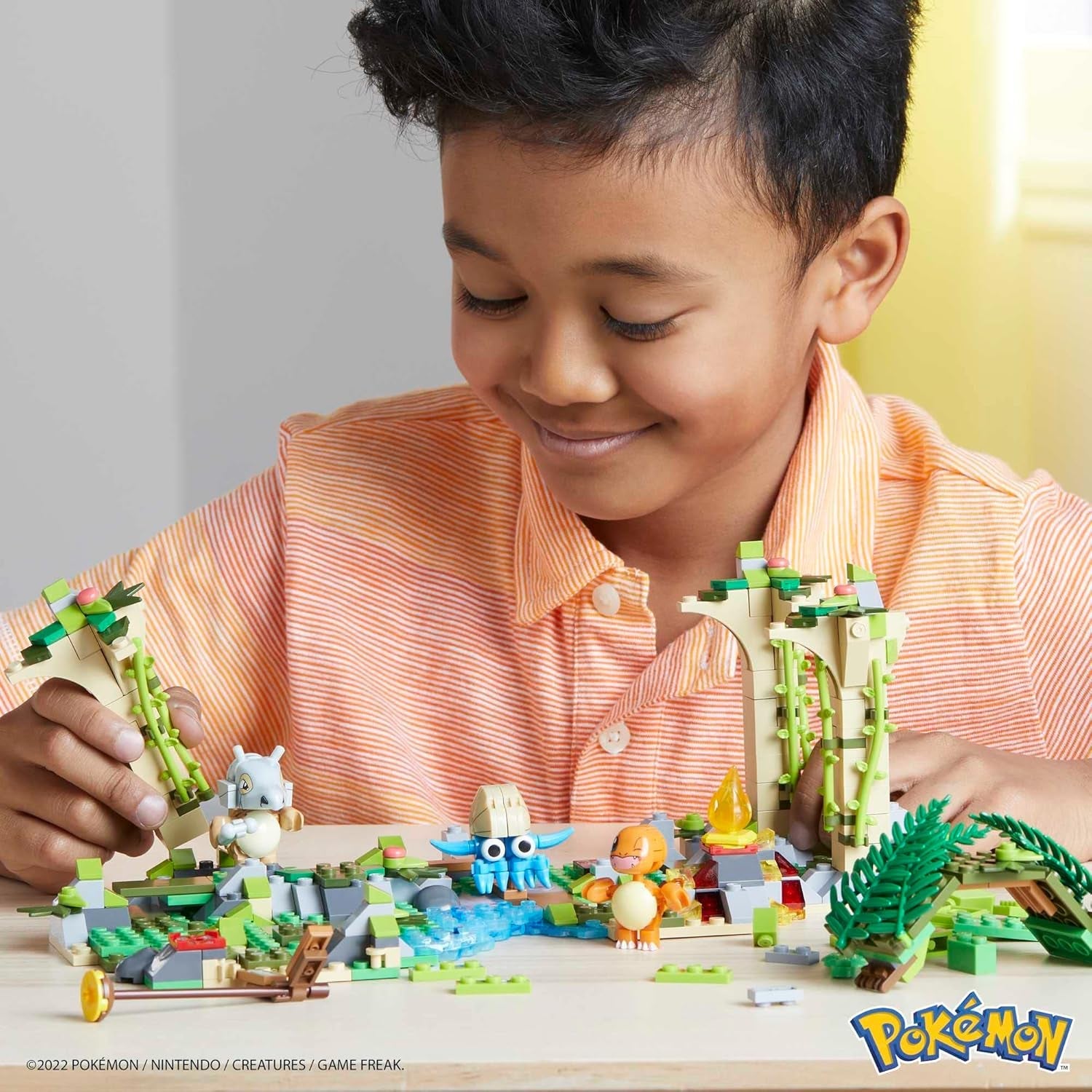 Mega Pokémon Figuren Bauset Dschungel Ruinen, 464 Teile, mit Glumanda, Tragasso und Amonitas-Figuren, Pokémon Spielzeug, Spielzeug ab 7 Jahren, HDL86