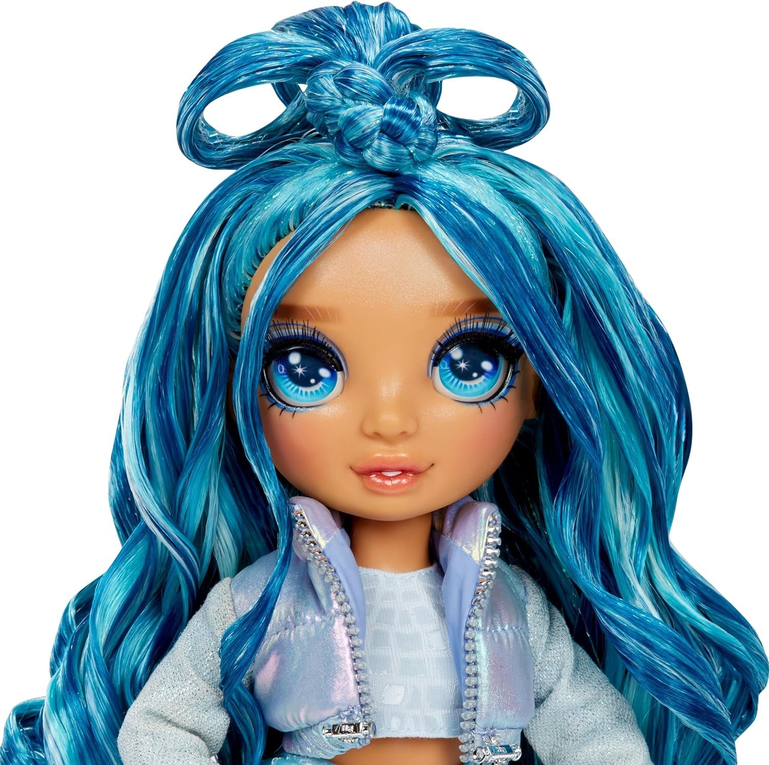 Rainbow High Winter Wonderland - Skyler (Blau) - 28 cm Modepuppe, mit Verstecktem Magischem Schnee, der Sich mit Wasser Aufbauscht, mit Schneemann-Set, Geeignet für Kinder von 4-12 Jahre und Sammler