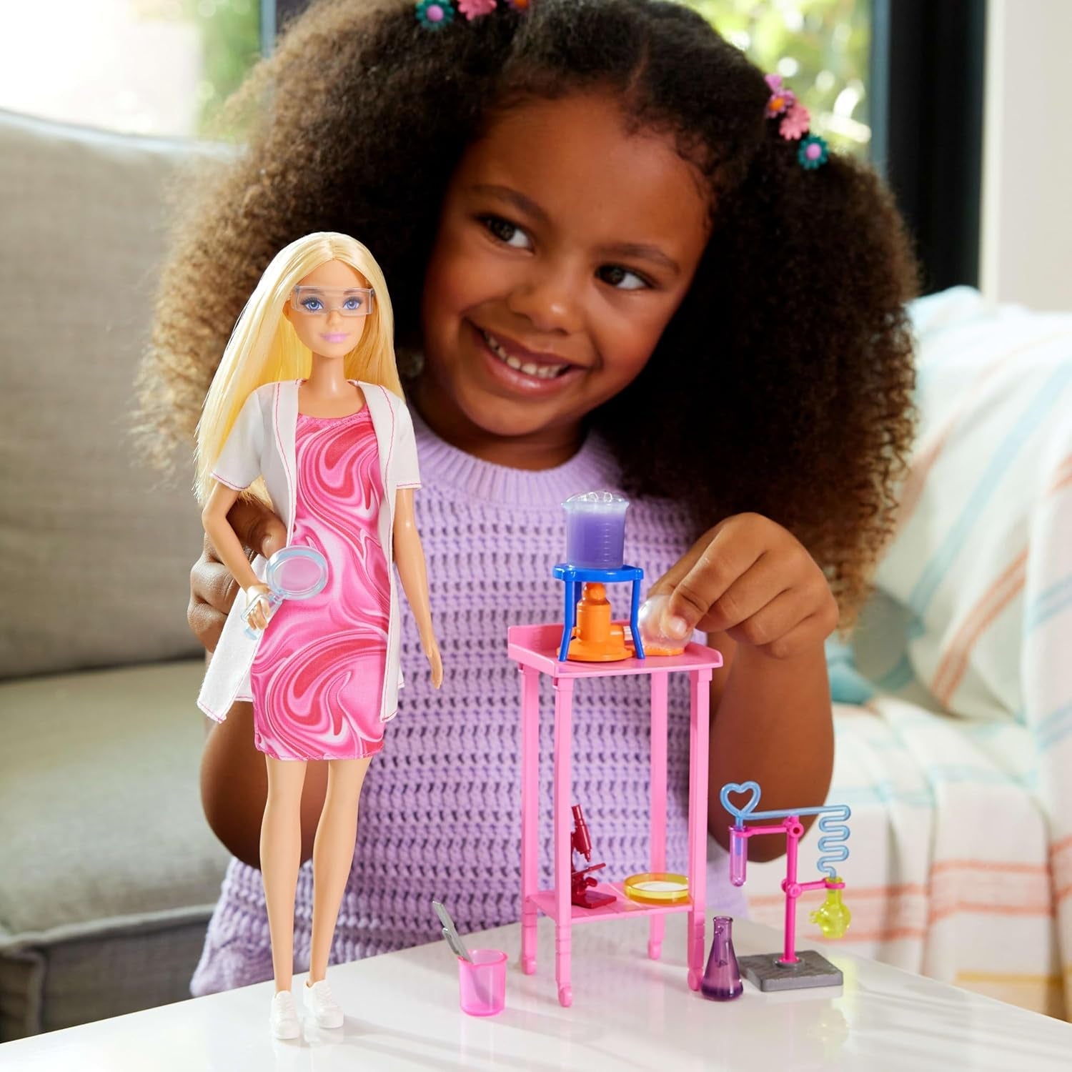 Păpușa Barbie Savantă și accesorii cu păpușă blondă la modă, masă de laborator, microscop, pahar care își schimbă culoarea și vas Petri, JCR70