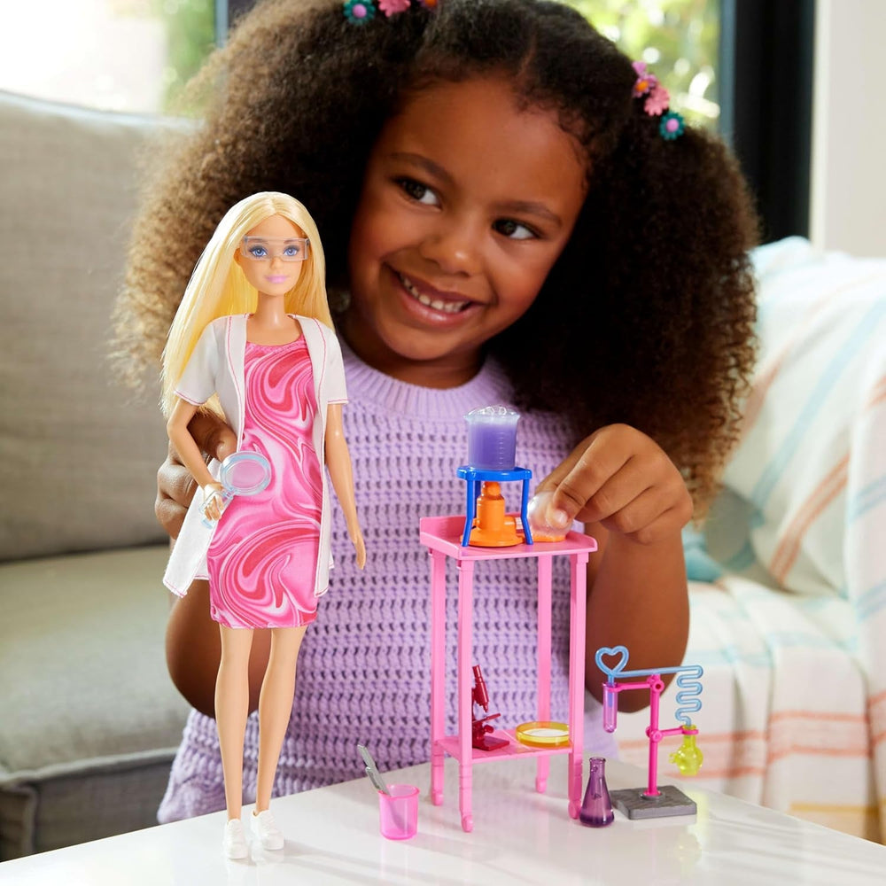 Păpușa Barbie Savantă și accesorii cu păpușă blondă la modă, masă de laborator, microscop, pahar care își schimbă culoarea și vas Petri, JCR70