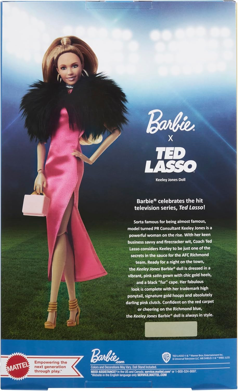 BARBIE Keeley Jones - Sammelpuppe inspiriert von Ted Lasso, knallpinkes Midi-Seidenkleid, goldene High Heels, schwarzer Umhang, goldene Creolen, pinkfarbene Handtasche, für Kinder ab 3 Jahren, HJW92