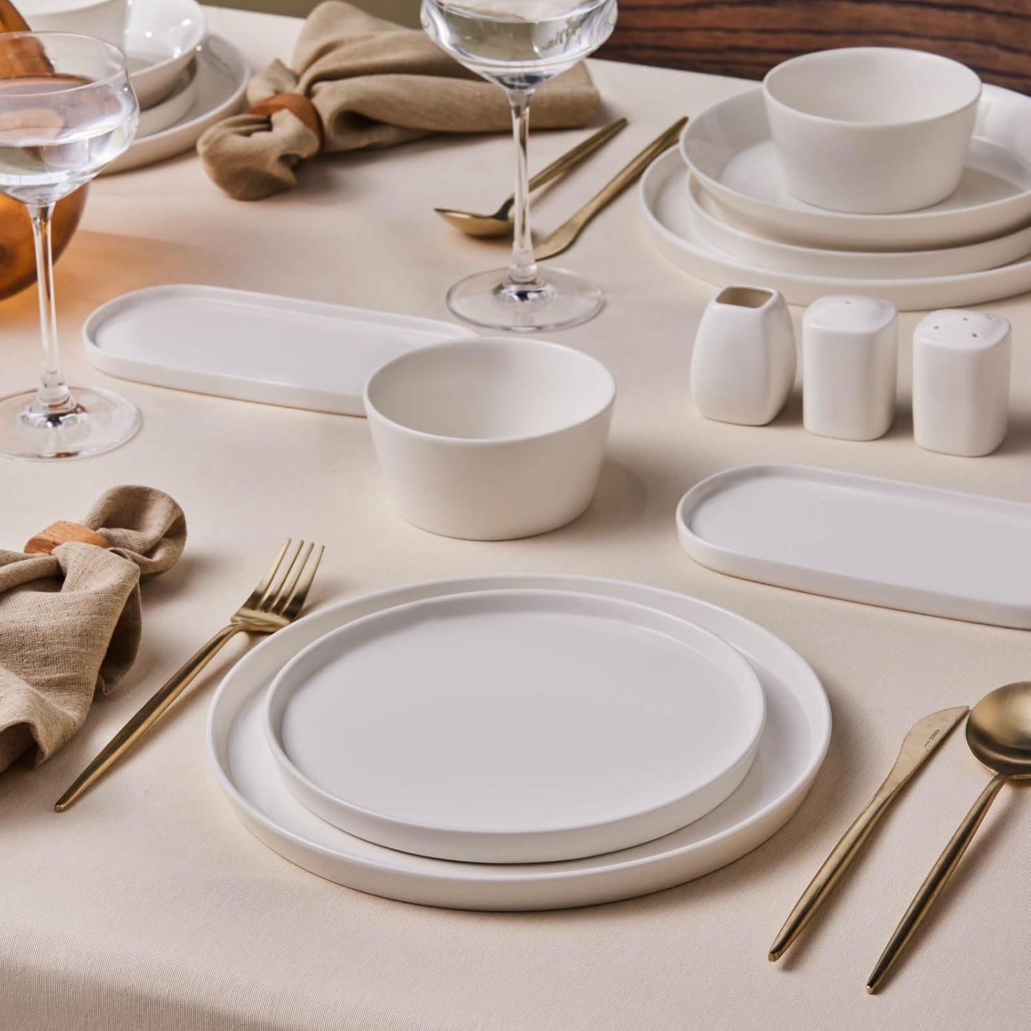 Set de veselă Karaca Stream Bone Bomo pentru 12 persoane, set elegant de farfurii pătrate, veselă elegantă din porțelan alb
