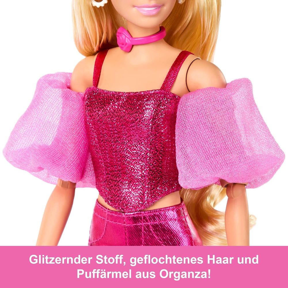 Păpușa Barbie Deluxe Style #5 într-o ținută roz metalizată, blondă, cu un top cu corset strălucitor și pantaloni strălucitori, cu accesorii precum un colier roz și o geantă de mână, JFP40