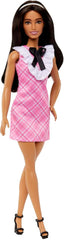 Barbie Fashionistas - Sportliche Puppe mit schwarzem Haar und perlenähnlichem Haarreifen, trägt rosafarbenes Karokleid mit schwarzer Schleife und gerüschtem Kragen, für Kinder ab 3 Jahren, HJT06