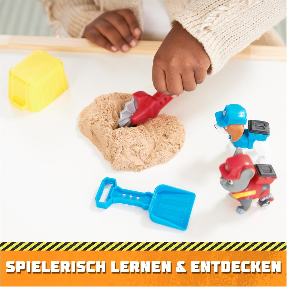 Rubble & Crew – Actionfiguren-Set mit Charger & Wheeler Hundefiguren, 2 Bauspielzeugen und 85g Kinetic Sand Build-it-Sand, Spielzeug geeignet für Kinder ab 3 Jahren