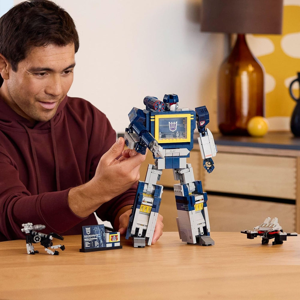 LEGO Icons Transformers: Soundwave Set für Erwachsene - Modellbau mit verwandelbaren Figuren inkl. Laserbeak & Ravage sowie einem Soundstein - Sammlerstück & Geschenk für Fans - 10358