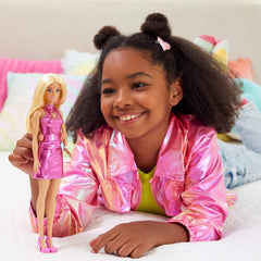 Barbie Fashionistas-Puppe Nr. 230 mit blondem Haar, rosa Metallic-Minikleid mit Herz-Aussparung, weißem Armband und High Heels, HYT88