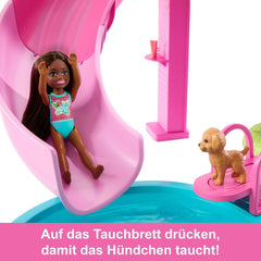 Set de joacă Barbie Dream Pool cu șase zone de joacă, inclusiv un tobogan și un jacuzzi, plus peste 20 de accesorii, cum ar fi un animal de companie, inele de înot și multe altele, JKG83
