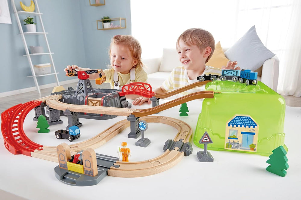 Hape Eisenbahn-Baukasten-Set - mit integrierter Lagerbox und Güterzug aus Holz, Bahn-Set mit Schienen, Brücken & Zubehör, Montessori-Spielzeug, Kreatives Bauen & Spielen, für Kinder ab 3 Jahren