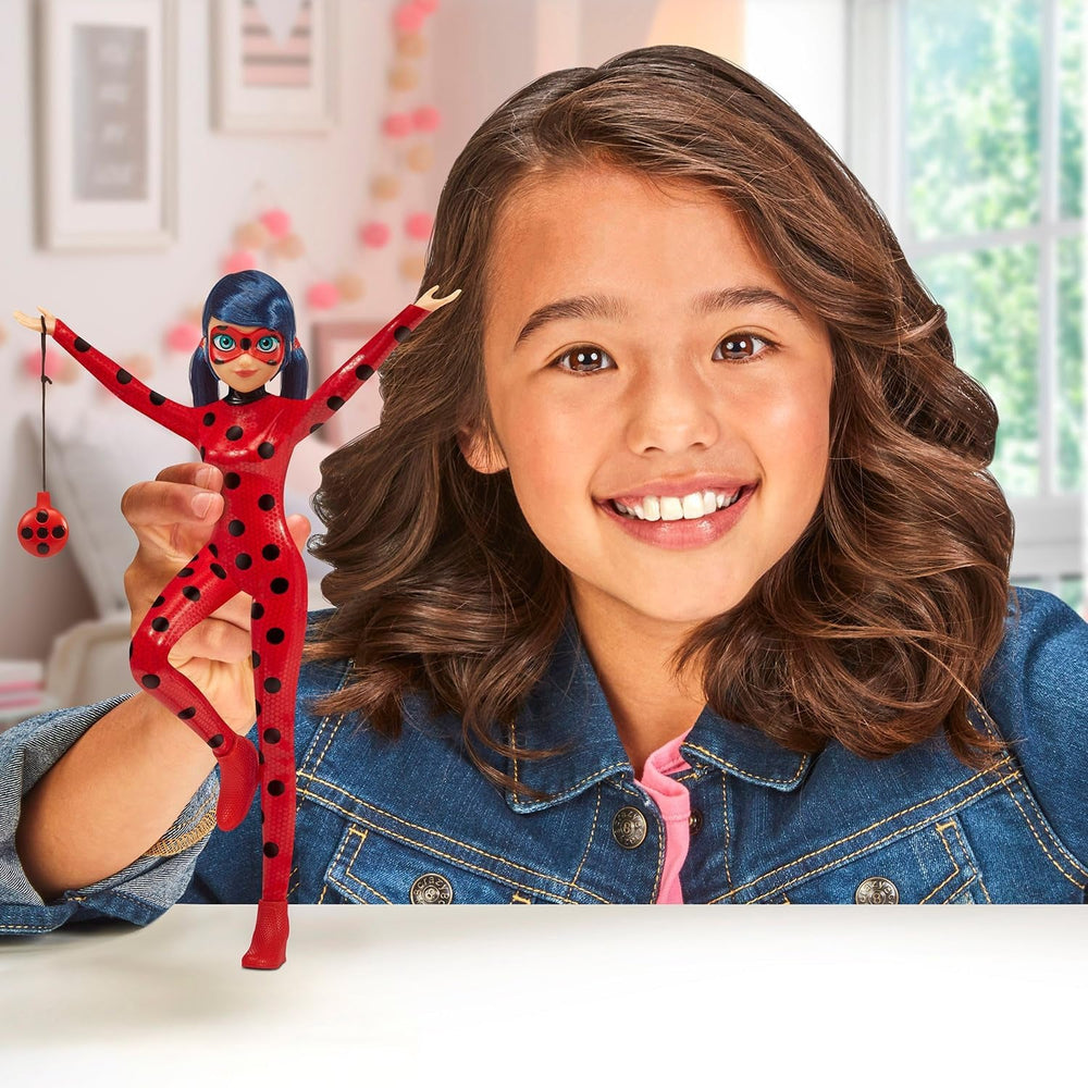 BANDAI - Figur - Miraculous Ladybug - Ankleidepuppe - 26 cm - Ladybug mit ihrem Yoyo im Telefonmodus - Neues Kostüm mit Vinyl-Effekt - P50028