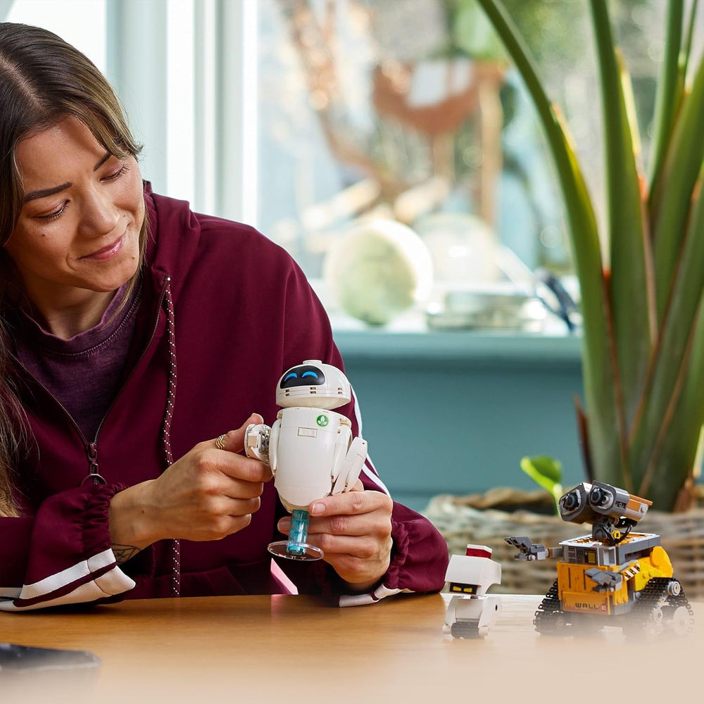LEGO ǀ Disney and Pixar WALL-E und EVE - Modellbau für Erwachsene - aus Steinen gebaute Roboter mit M-O & Hal Figuren - DIY Deko - Sammlerstück & Geschenk für Fans - 43279