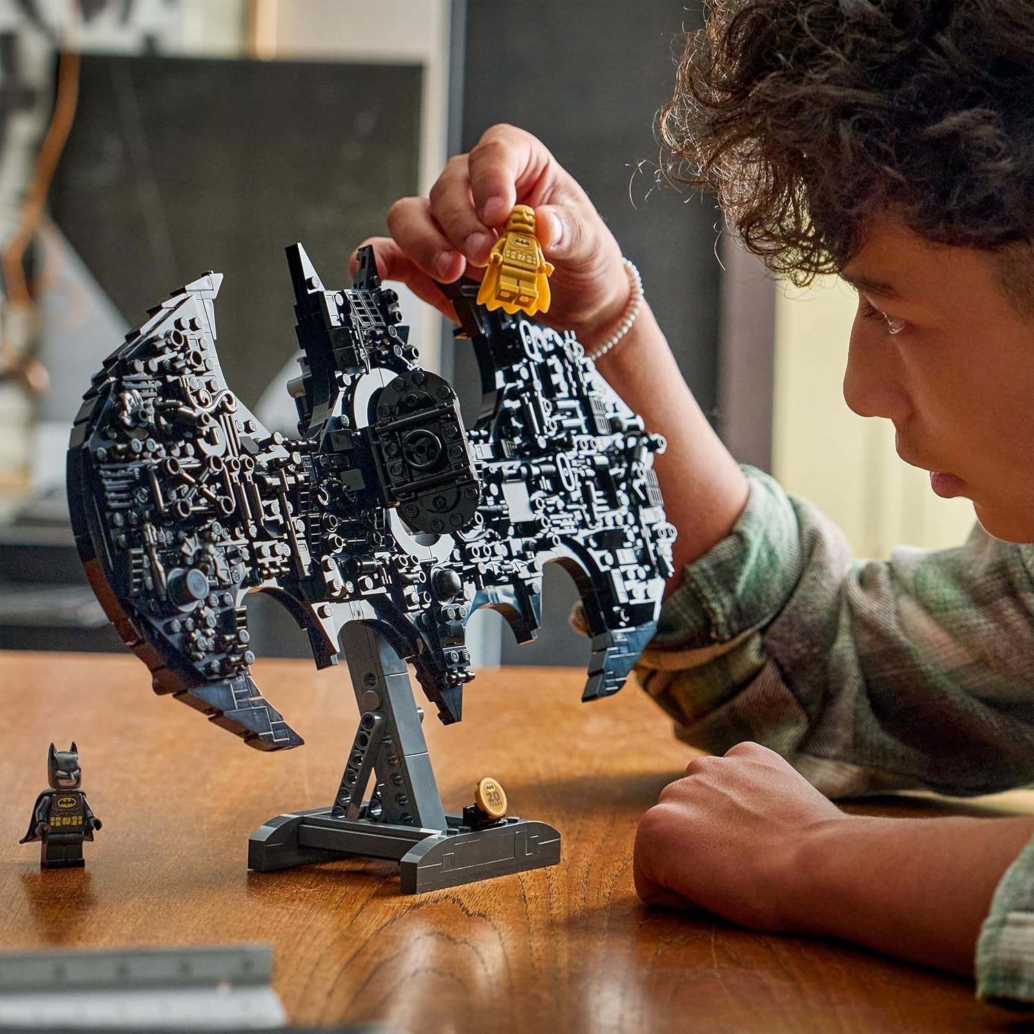 LEGO DC Batman: Batman Logo - Superhelden Spielzeug mit Minifiguren - Kreativer Modellbau für Jungen und Mädchen - DIY Deko für Kinderzimmer - Geschenk für Fans ab 12 Jahren - 76330
