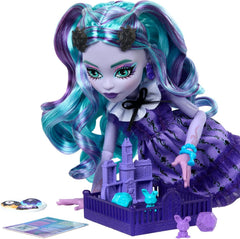 Monster High Fearbook Twyla Set aus Puppe und Zubehör mit Filmclub-Thema, Collegejacke, Jahrbuch, Brettspiel und Keksen, HXW31