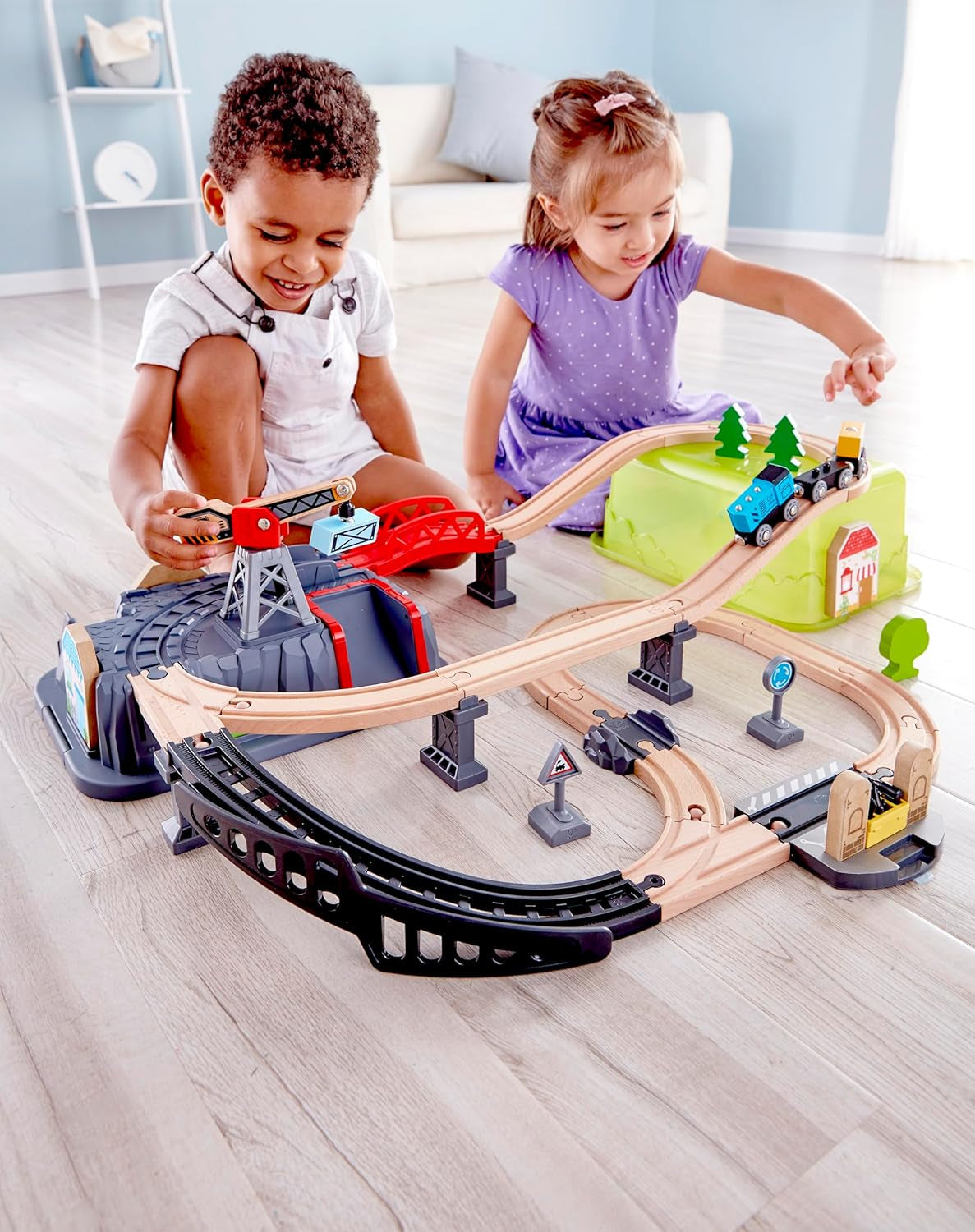 Hape Eisenbahn-Baukasten-Set - mit integrierter Lagerbox und Güterzug aus Holz, Bahn-Set mit Schienen, Brücken & Zubehör, Montessori-Spielzeug, Kreatives Bauen & Spielen, für Kinder ab 3 Jahren